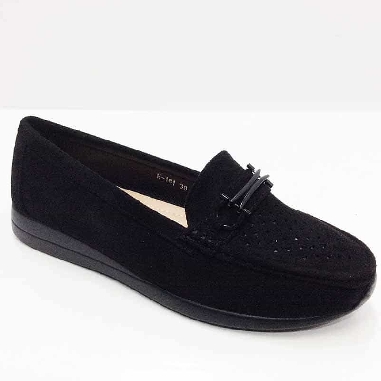 Mocasin Negro para Mujer con cuña baja acabado picado