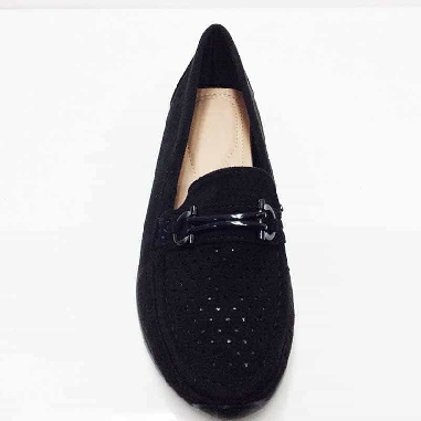 Mocasin Negro para Mujer con cuña baja acabado picado