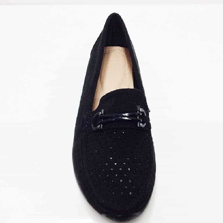 Mocasin Negro para Mujer con cuña baja acabado picado