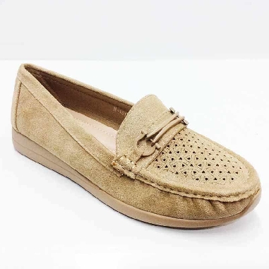Mocasin Caqui para Mujer con cuña baja acabado picado
